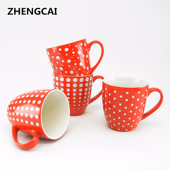 Tazza da caffè in ceramica smaltata rossa con adesivi a pois